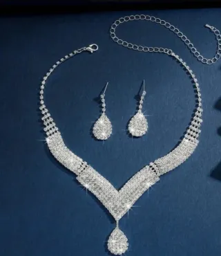 Conjunto de collar y pendientes brillantes