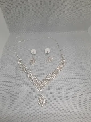 Conjunto de collar y pendientes brillantes