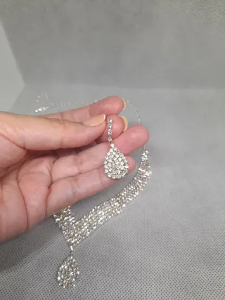 Conjunto de collar y pendientes brillantes