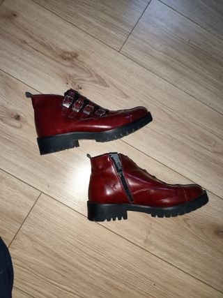 Botines Granates con Hebillas y Suela Track