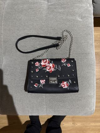 Bolso negro con bordado floral