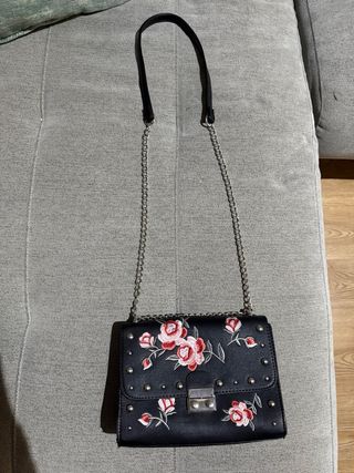 Bolso negro con bordado floral