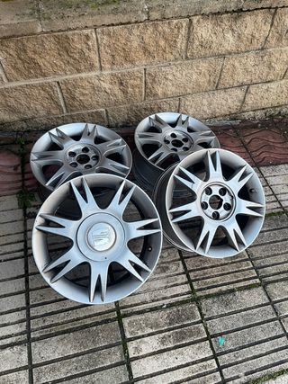 Se venden 4 Llantas Seat Ibiza 15” (5 tornillos)