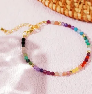 Pulsera multicolor con detalles dorados