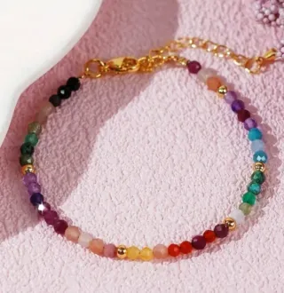 Pulsera multicolor con detalles dorados