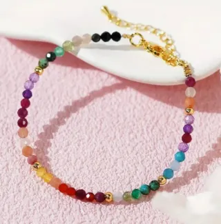 Pulsera multicolor con detalles dorados