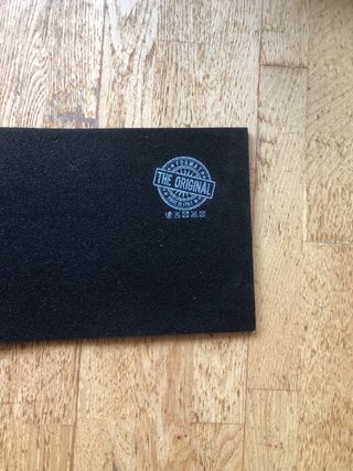 Alfombra con zapatillas de colores