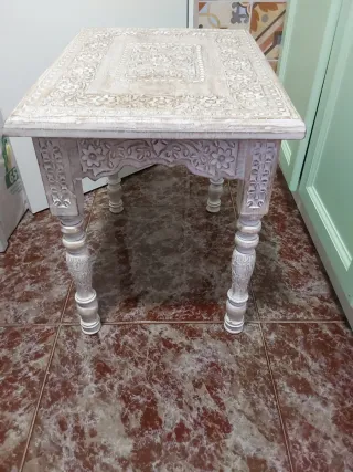 Mesa auxiliar de madera tallada