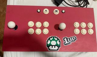 Máquina Arcade Casera Roja y Blanca