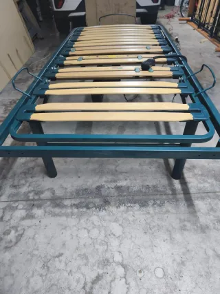 Cama geriátrica articulada con motor