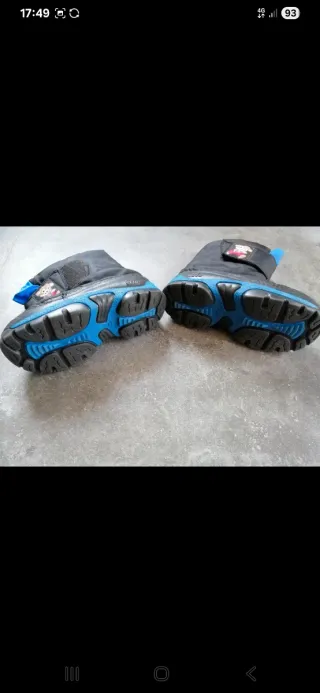 Scarponcini da neve neri e blu