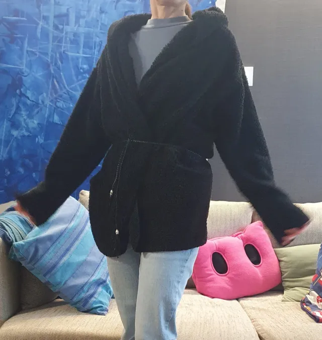 Chaqueta de rizo negra extra suave y cálida.