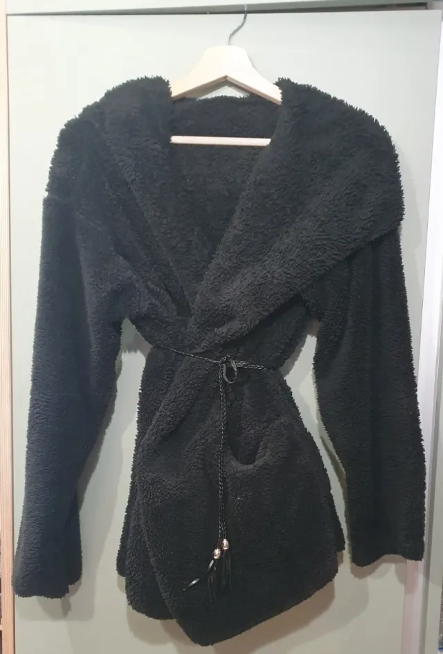 Chaqueta de rizo negra extra suave y cálida.