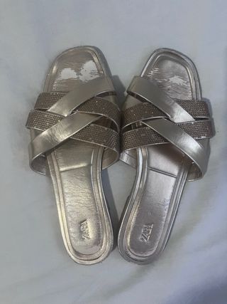Sandalias planas Zara doradas