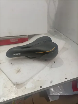 Sillín de bicicleta negro con luz