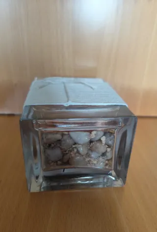 Jarrón de cristal con piedras