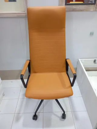 Silla de oficina amarilla moderna