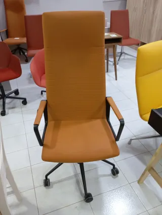 Silla de oficina amarilla moderna