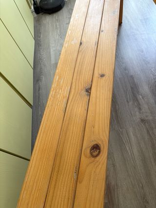 Banco de madera de pino natural.