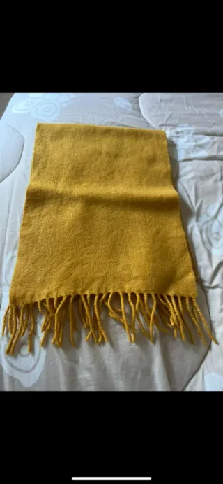 Sciarpa gialla con frange