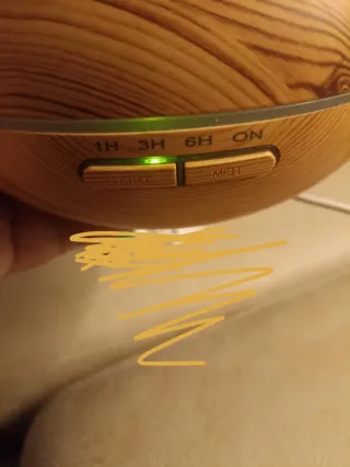 Difusor/humidificador. Podemos poner aromas.Madera