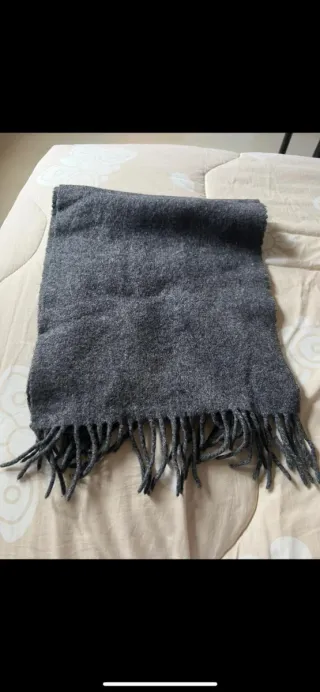 Sciarpa grigia con frange