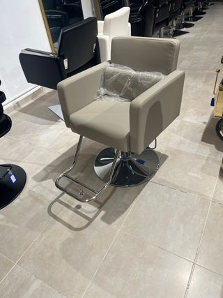 Sillas de peluquería y espejos