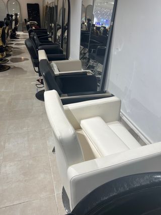 Sillas de peluquería y espejos