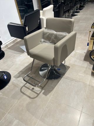 Sillas de peluquería y espejos