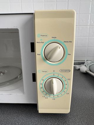 Microondas ASTAN color crema