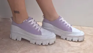 Zapatillas lila y blancas