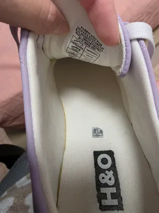 Zapatillas lila y blancas