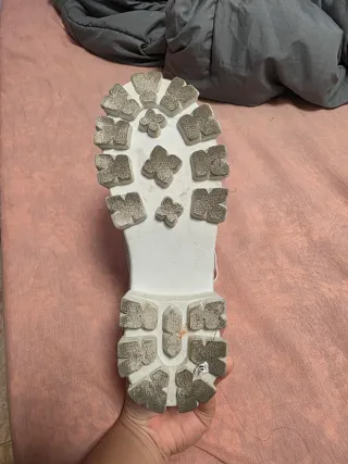 Zapatillas lila y blancas