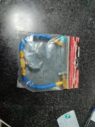 Manguera recarga A/A con manómetro.