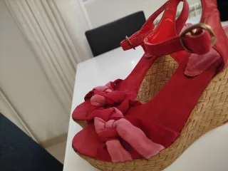 Sandalias cuña mujer rosas y rojas