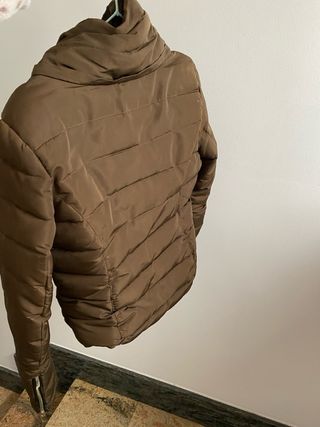 Cazadora acolchada de plumas