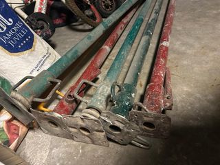 Puntales metálicos de obra