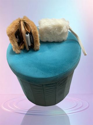 Portafogli in pelliccia marrone e bianco