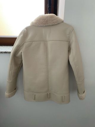 Cazadora Stradivarius pelo beige