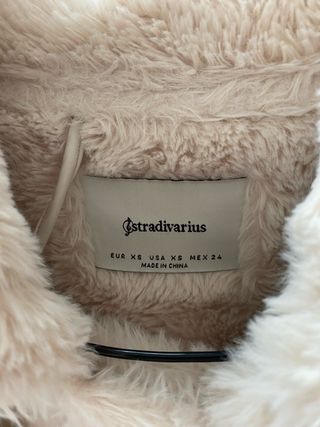 Cazadora Stradivarius pelo beige