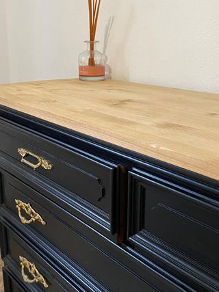 Cómoda Negra con Detalles Dorados