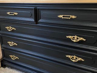 Cómoda Negra con Detalles Dorados