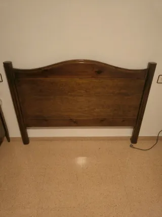 Mesitas de noche auxiliares de madera y cabecero