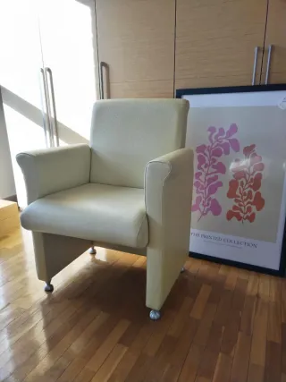 Sillón amarillo de piel