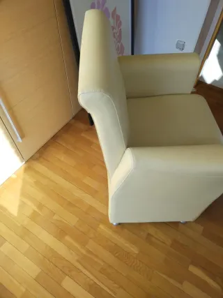 Sillón amarillo de piel