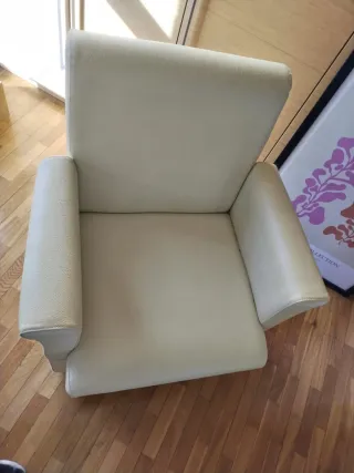 Sillón amarillo de piel