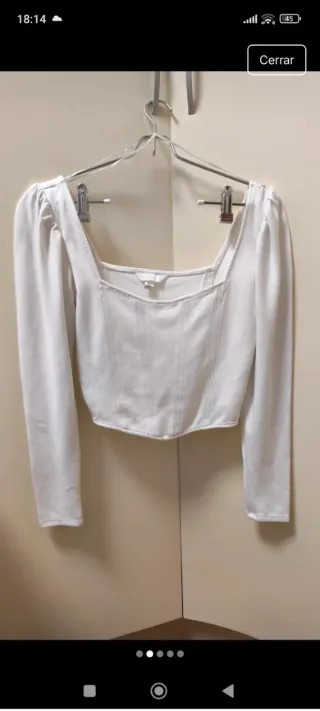 Top blanco tipo corsé mangas abullonadas