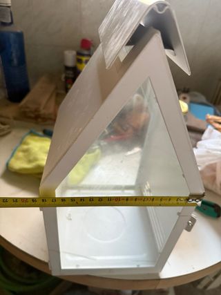 Caja metálica blanca casa