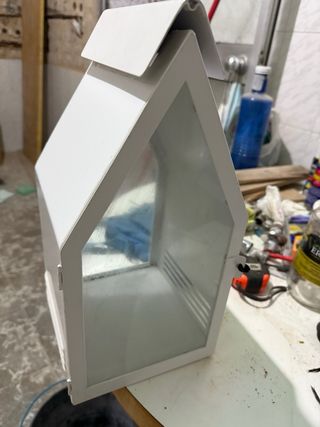 Caja metálica blanca casa