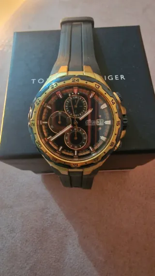 Reloj Tommy Hilfiger Dorado y Blanco y Lotus